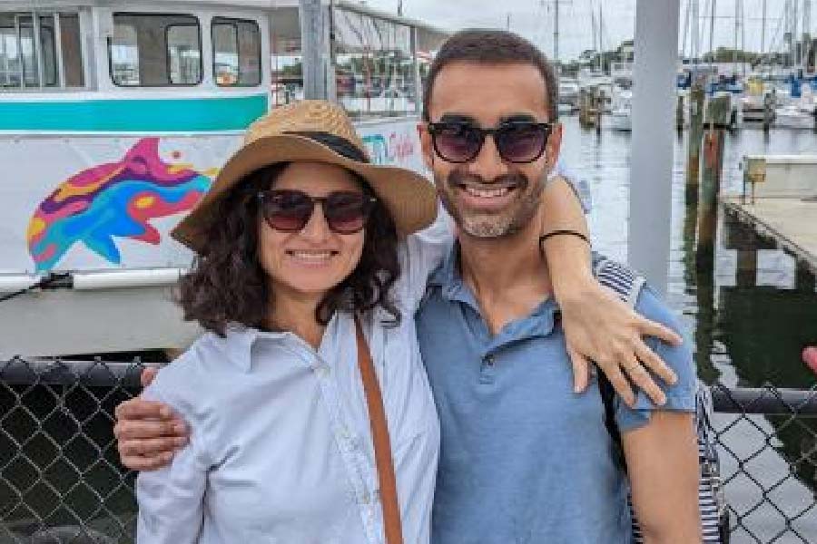  নিখিলের এক বন্ধু হিরয়ার এক বন্ধুর থেকে ফোন নম্বর নিয়েছিলেন। সেই বন্ধুই নিখিলকে ইয়ার্কি করতে করতে হিরয়ার নম্বর দেন। ‘হ্যাপি নিউ ইয়ার, ফ্রম নিখিল’— হিরয়ার ফোনে প্রথম এই মেসেজই পাঠান নিখিল। বন্ধুদের সঙ্গে তখন রেস্তরাঁয় খাচ্ছিলেন হিরয়া। আচমকা তাঁর ফোনে জানান দিল মেসেজ ঢুকেছে। হিরয়া তো মেসেজ দেখে অবাক। সেই সঙ্গে মুহূর্তেই তাঁর চোখেমুখে এক অনাবিল আনন্দের রেশ ধরা পড়ল। নতুন বছরের সূচনালগ্নে নিখিলের সঙ্গে দেখা হয়েছিল বলে, তাঁর নম্বর ‘নিউ ইয়ার বয়’ বলে সেভ করেছিলেন হিরয়া।