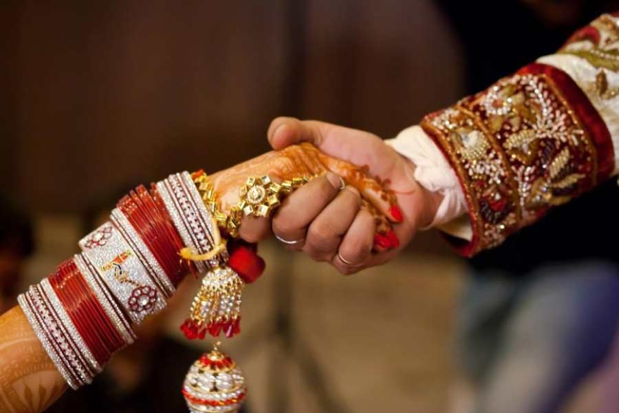 এর পর তাঁদের ফোনে কথা বলা শুরু হয়। কিন্তু সম্পর্কের মাঝে প্রাচীর হয়ে দাঁড়িয়েছিল ভৌগোলিক দূরত্ব। আমেরিকায় থাকেন নিখিল। আর ভারতে হিরয়া। কী ভাবে সম্পর্ক টিকবে? বন্ধুরা হিরয়াকে বলেছিলেন যে, এই সম্পর্ক টিকবে না। কিন্তু, সত্যিকারের ভালবাসা বোধহয় কোনও কিছুরই বাধা মানে না। আর সেটাই হয়েছিল নিখিল এবং হিরয়ার মধ্যে। ফোনে কথা বলার পর তাঁরা ভিডিয়ো কলে একে অপরের সঙ্গে কথাবার্তা বলা শুরু করেন। হিরয়া তখন এমবিএ করছেন।