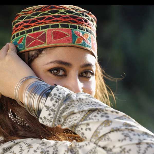 নিজের চ্যানেল ‘সোলজার স্পিকস’-এ ওই অভিযোগ করে পাক অভিনেত্রী সজল আলির প্রতি ইঙ্গিত করেছেন রাজা। আলির পাশাপাশি আরও কয়েক জন অভিনেত্রীর দিকেও তাঁর ইঙ্গিত রয়েছে বলে মনে করা হচ্ছে। কারণ, সরাসরি কারও নাম করেননি রাজা। নামের আদ্যক্ষর ব্যবহার করেছেন। এ নিয়ে তীব্র প্রতিক্রিয়া জানিয়েছেন সজল।