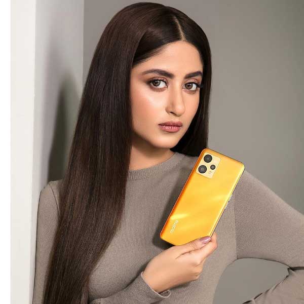 রাজার ভিডিয়ো নিমেষে ভাইরাল হয়। কারও বুঝতে বাকি থাকে না, কোন অভিনেত্রীদের কথা বলতে চেয়েছেন তিনি। অবসরপ্রাপ্ত সেনা আধিকারিক মেজর আদিল রাজা এমএইচ, এমকে, কেকে, এসএ বলেছেন। সমাজমাধ্যম ব্যবহারকারীদের অনুমান, তিনি আসলে মেহয়িশ হায়াত, মাহিরা খান, কুবরা খান, সজল আলির কথা বলতে চেয়েছেন। 