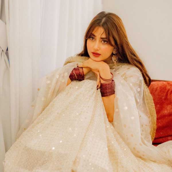 আলির ভিডিয়ো নিয়ে শুরু হয়ে গিয়েছে বিতর্ক। তার মধ্যেই ইঙ্গিতপূর্ণ টুইট করেছেন সজল। টুইটারে তিনি লিখেছেন, ‘‘এটা খুবই দুঃখের যে, আমাদের দেশ নৈতিক ভাবে বিপর্যস্ত হয়ে পড়েছে। কুৎসা চলছে। চরিত্রহনন করা হচ্ছে। যা মানবতার সবচেয়ে খারাপ দিক।’’ যদিও সজল সরাসরি কিছু বলেননি।