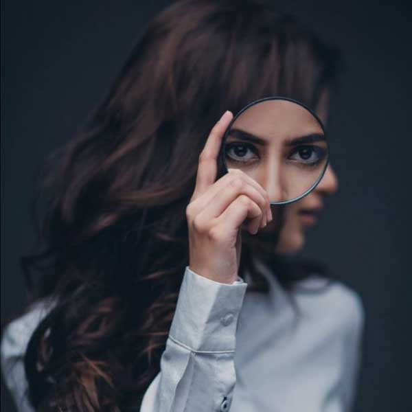 এখানেই থামেননি কুবরা। আরও কড়া গলায় হুঁশিয়ারি দিয়েছেন এই অভিনেত্রী। তিনি লিখেছেন, ‘‘যে দাবি করেছেন উনি, তা প্রমাণের জন্য তিন দিন সময় দিলাম। না পারলে নিজের দাবি ফিরিয়ে জনসমক্ষে ক্ষমা চান। নয়তো আমি মানহানির মামলা করব।’’ তিনি এ-ও লিখেছেন, ‘‘সত্যির সঙ্গে রয়েছি। কারও বাবাকে ভয় পাই না।’’