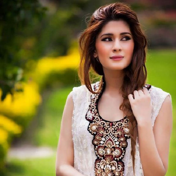 চুপ থাকেননি কুবরা খানও। জবাব দিয়েছেন দীর্ঘ পোস্টে। তিনি লিখেছেন, ‘‘প্রথমে চুপ করেছিলাম, কারণ ওটা একটা ভুয়ো ভিডিয়ো। কিন্তু যথেষ্ট হয়েছে। আমার দিকে কেউ আঙুল তুলবেন, আর আমি চুপ করে বসে থাকব! আদিল রাজা, কোনও অভিযোগ করার আগে প্রথমে প্রমাণ দিন।’’       