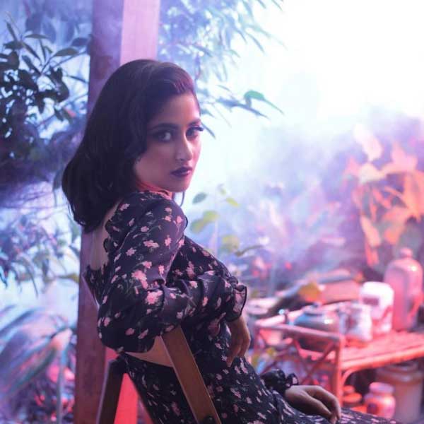 এখানেই থামেননি মেহয়িশ। তিনি লিখেছেন, ‘‘আমি অভিনেত্রী মানেই আমার নামে কাদা ছেটানো যায় না। এ ধরনের ভিত্তিহীন অভিযোগ ছড়ানোর জন্য আপনাকে ধিক্কার। আরও বড় ধিক্কার, সেই সব মানুষকে, যাঁরা এ সব বাজে কথায় বিশ্বাস করেন।’’