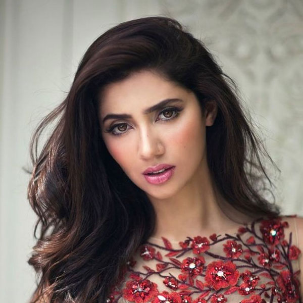 এ নিয়ে এখনও মুখ খোলেননি মাহিরা খান। শাহরুখ খানের বিপরীতে ‘রইস’ ছবিতে দেখা গিয়েছিল তাঁকে। বারে বারে বিতর্কে জড়িয়েছেন মাহিরা। রণবীর কপূরের সঙ্গে নিউ ইয়র্কের রাস্তায় ঘনিষ্ঠ ভাবে দেখা গিয়েছিল তাঁকে। তা নিয়েও বিতর্ক তৈরি হয়েছিল। যদিও এ বার আর তিনি মুখ খোলেননি।