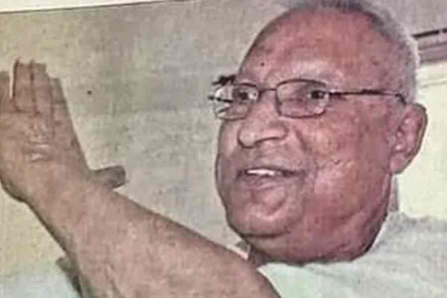 বাংলার প্রাক্তন ক্রিকেটার প্রকাশ পোদ্দার। ধোনিকে খুঁজে বার করেছিলেন তিনিই। 