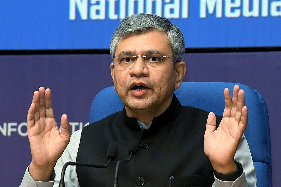 ভারতীয় রেলও ‘বিশ্বের সবুজতম ট্রেন’ চালু করার দিকে এগোচ্ছে। রেলমন্ত্রী অশ্বিনী বৈষ্ণব জানিয়েছেন, ২০২৩ সালের ডিসেম্বরে ভারতে প্রথম হাইড্রোজেন চালিত ট্রেন চালু হবে বলে আশা করা যাচ্ছে।