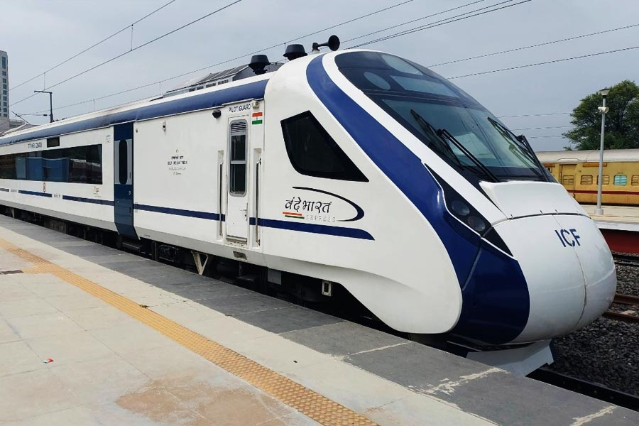 মন্ত্রী অশ্বিনীর মতে, ‘বন্দে ভারত’ এক্সপ্রেসের মতো ভারতীয় রেল নতুন পরিবেশবান্ধব এবং গতিযুক্ত রেলের উপর কাজ করছে। ইঞ্জিনিয়াররাও রেলের নতুন নতুন নকশা তৈরি করছেন।