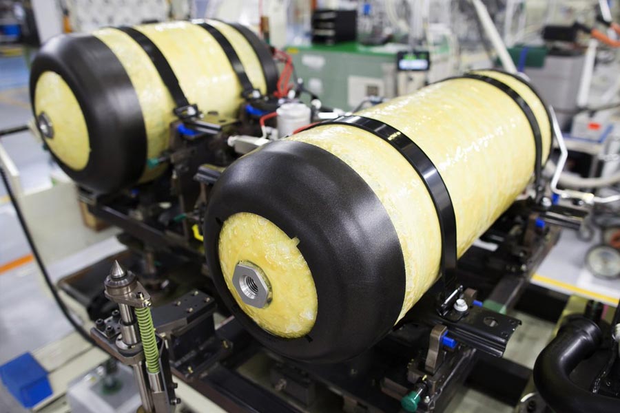 হাইড্রোজেনকে পরিবহণ শিল্পে জীবাশ্ম জ্বালানির একটি শক্তিশালী প্রতিস্থাপন হিসাবে দেখা হচ্ছে। গাড়িতে ব্যবহারের জন্য ছোট আকারের জ্বালানি কোষও তৈরি করা হচ্ছে। 