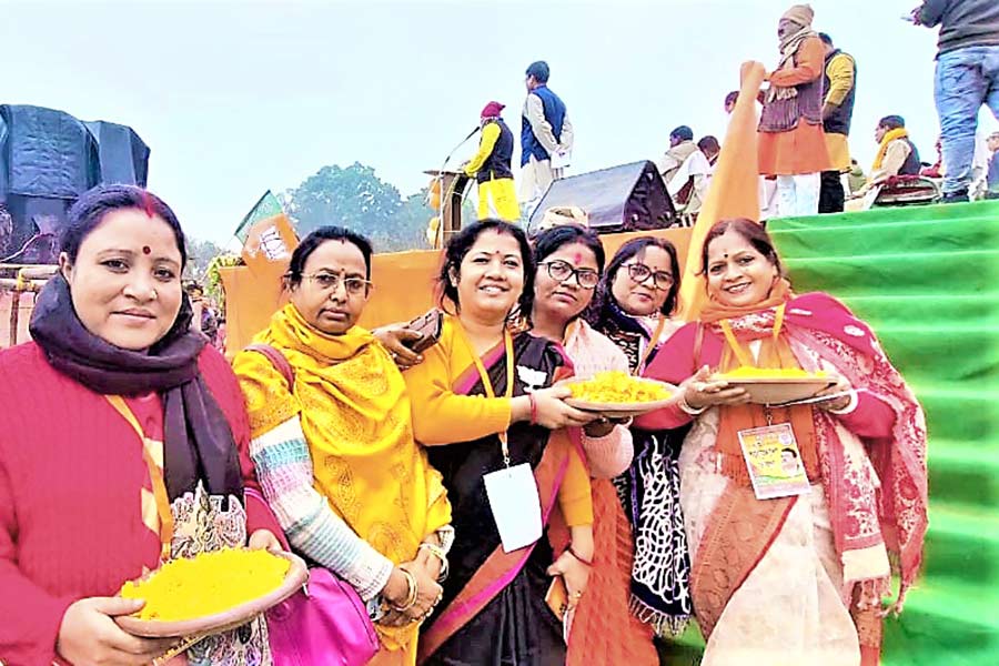 সমবেত: গাজলে শুভেন্দুর সভামঞ্চের নীচে মহিলা কর্মীদের সঙ্গে দীপালি বিশ্বাস (হলুদ চাদর) মঙ্গলবার। নিজস্ব চিত্র