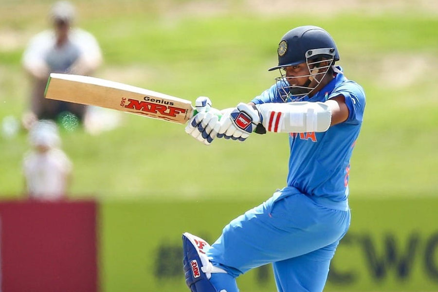 বর্ষবরণ উদ্‌যাপনে নিজের মনের মানুষ এবং পরিবারের সদস্যদের সঙ্গে অন্তরঙ্গ সময় কাটাচ্ছেন বলি তারকা থেকে খেলোয়াড়েরা। নতুন বছরকে স্বাগত জানাতে পার্টি থেকে বাদ পড়েননি মুম্বইয়ের ব্যাটার পৃথ্বী শ’ও। তবে তাঁর সঙ্গে দেখা গেল নতুন মুখ। নতুন বছরে নিজের ইনস্টাগ্রাম অ্যাকাউন্ট থেকে বান্ধবীর সঙ্গে ছবি পোস্ট করেছেন পৃথ্বী। তার পর থেকেই পৃথ্বীর নতুন বান্ধবীকে নিয়ে অনুরাগীদের মধ্যে কৌতূহল দেখা দিয়েছে।