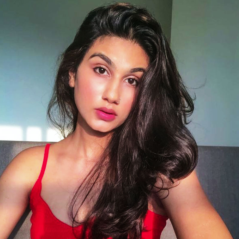 মডেল অভিনেত্রী নিধি তাপাড়িয়ার সঙ্গে ছবি তুলেছিলেন পৃথ্বী। খেলার জগতের সঙ্গে পরিচয় না থাকলেও অভিনয়জগতের পরিচিত মুখ নিধি।