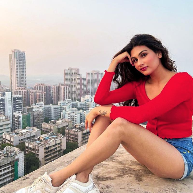 ১৯৯৭ সালে মহারাষ্ট্রের নাসিকে জন্ম নিধির। নাসিকেই স্কুল এবং কলেজের পড়াশোনা শেষ করেছেন তিনি। ছোটবেলা থেকে মডেলিং এবং অভিনয়ের প্রতি ঝোঁক ছিল তাঁর।