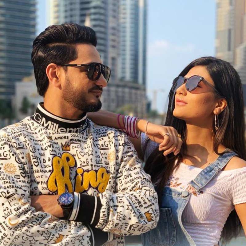 কুলবিন্দর বিল্লা নামের এক পঞ্জাবি গায়কের সঙ্গে মিউজ়িক ভিডিয়োতে প্রথম কাজ করেন নিধি। ‘জাট্টা কোকা’ গানের ভিডিয়ো নিধির অভিনয়ের জন্য আরও জনপ্রিয় হয়ে ওঠে।