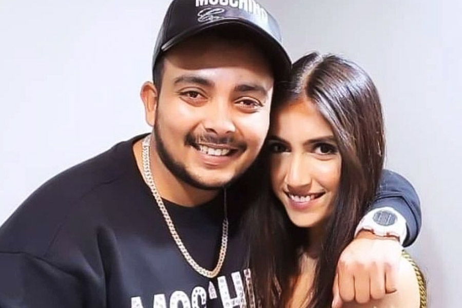 বর্ষবরণের পার্টিতে পৃথ্বীর সঙ্গে নিধিকে দেখার পর গুজব রটেছে যে, নিধি এবং পৃথ্বী সম্পর্কে রয়েছেন। পৃথ্বীর পুরনো সম্পর্ক নিয়ে চর্চা শুরু হয়েছে ইতিমধ্যেই। কানাঘুষো শোনা যায়, ২০২০ সাল নাগাদ অভিনেত্রী প্রাচী সিংহের সঙ্গে সম্পর্কে জড়িয়েছিলেন পৃথ্বী।