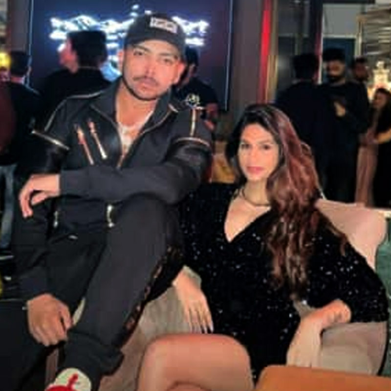 অজানা কারণে পৃথ্বীর সঙ্গে প্রাচীর বিচ্ছেদও হয়ে যায় বলে শোনা যায়।একে অপরকে ইনস্টাগ্রামে ‘আনফলো’ করে দিয়েছেন বলেও শোনা যায়। এখন আবার নতুন বান্ধবীর সঙ্গে ক্রিকেটারকে দেখে অনুরাগীদের জল্পনার শেষ নেই।