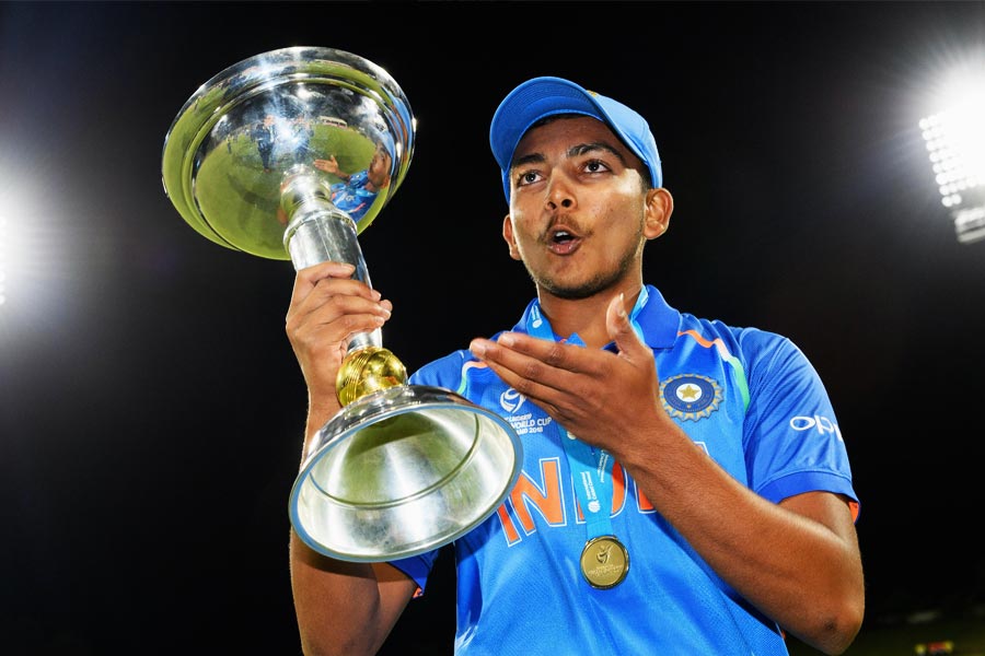 ২০১৮ সালে অনুর্ধ্ব ১৯ বিশ্বকাপে ভারতকে নেতৃত্ব দিয়ে জিতিয়েছিলেন পৃথ্বী। পৃথ্বীর খেলার ধরন দেখে প্রথমে সচিন তেন্ডুলকরের সঙ্গে তাঁর তুলনা করা হত। কিন্তু সেই ধারাবাহিকতা বজায় রাখতে পারেননি পৃথ্বী।