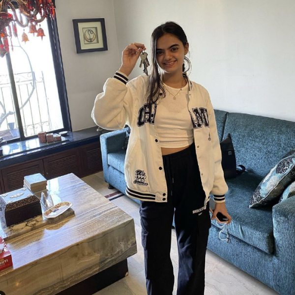 রুহানিকা ধাওয়ান। ৫ বছর বয়স থেকেই টেলিভিশনের পর্দায় অভিনয় করছে সে। তার অভিনীত দ্বিতীয় ধারাবাহিকে অভিনয়গুণে জনপ্রিয় হয়ে উঠেছিল রুহানিকা। গত বছর সেপ্টেম্বরে ১৫ বছর বয়সে পা ফেলল সে। ১৫ বছরের গণ্ডি পেরোতে না পেরোতেই মুম্বইয়ে নিজের বাড়ি কিনে ফেলল রুহানিকা।