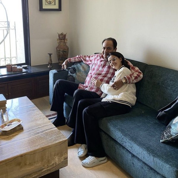 মুম্বইয়ে বাড়ি কিনেই ফের চর্চায় এসেছে রুহানিকা। ইনস্টাগ্রামে নিজের অ্যাকাউন্ট থেকে এই সুখবর দিয়েছে খোদ অভিনেত্রী। বাড়ি কিনে নিজের স্বপ্নপূরণ করেছে বলে জানিয়েছে রুহানিকা। বাবা-মাকেও ধন্যবাদ জানিয়েছে সে।