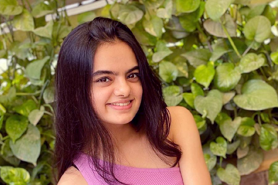 তবে মুম্বইয়ে বাড়ি কেনা সম্ভব হয়েছে রুহানিকার মায়ের জন্য। অভিনেত্রী পোস্ট করে জানিয়েছে, ‘‘আমার মা যেন জাদু জানে। মা যখনই টাকাপয়সা জমাতে শুরু করে, তখনই সেই টাকার পরিমাণ বেড়ে যেন দ্বিগুণ হয়ে যায়। মা কী ভাবে এই অসাধ্যসাধন করে তা শুধুমাত্র ঈশ্বর এবং মা নিজে জানে। বাবা-মা সব সময় আমার পাশে রয়েছে বলেই আমি এই স্বপ্নপূরণ করতে পেরেছি।’’