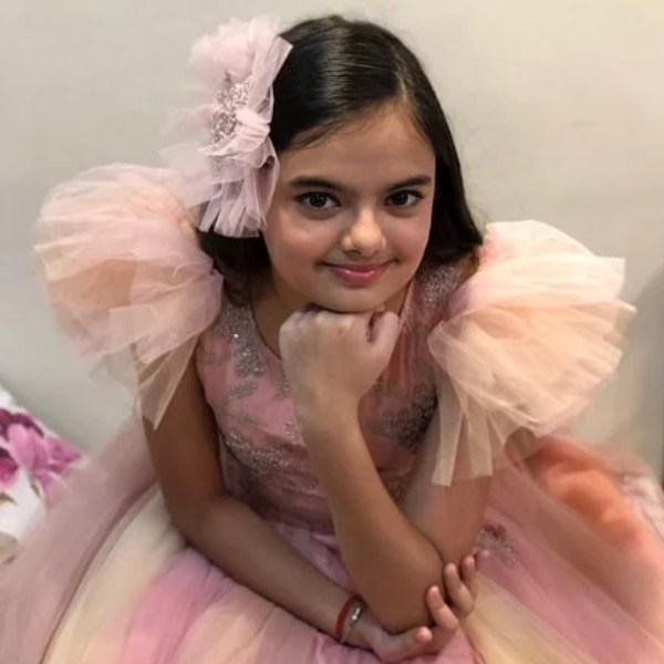 ধারাবাহিকে অভিনয় করেই শিশু অভিনেত্রী হিসাবে জনপ্রিয় হয়ে ওঠে রুহানিকা। তার স্বভাব এতই মিষ্টি যে টেলিজগতের সব তারকাই তাকে ভালবাসেন।