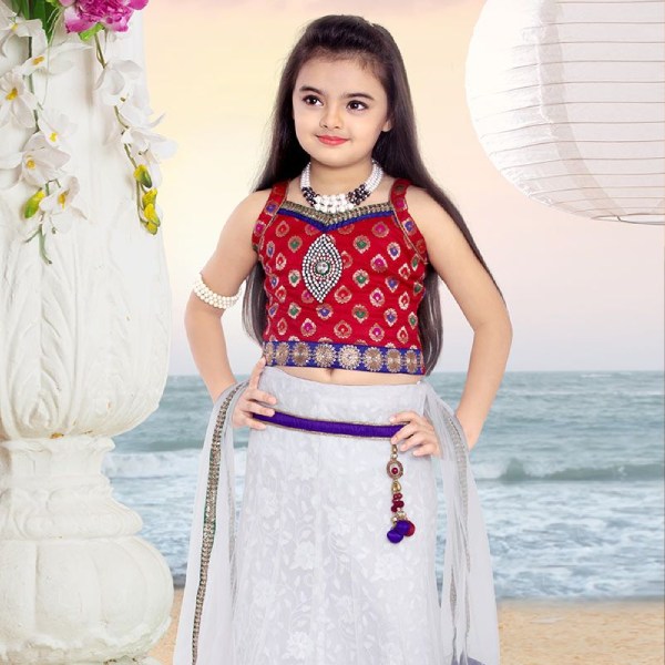 শিশু অভিনেত্রী হিসাবে বিভিন্ন পুরস্কারে সম্মানিতও হয়েছে রুহানিকা। একটি ফ্যাশন শোয়ে ‘বার্বি’র পোশাক পরে হাজির হতে দেখা যায় তাকে। ২০১৪ সালে কপিল শর্মার জনপ্রিয় শোতে অতিথিশিল্পী হয়ে এসেছিল সে।