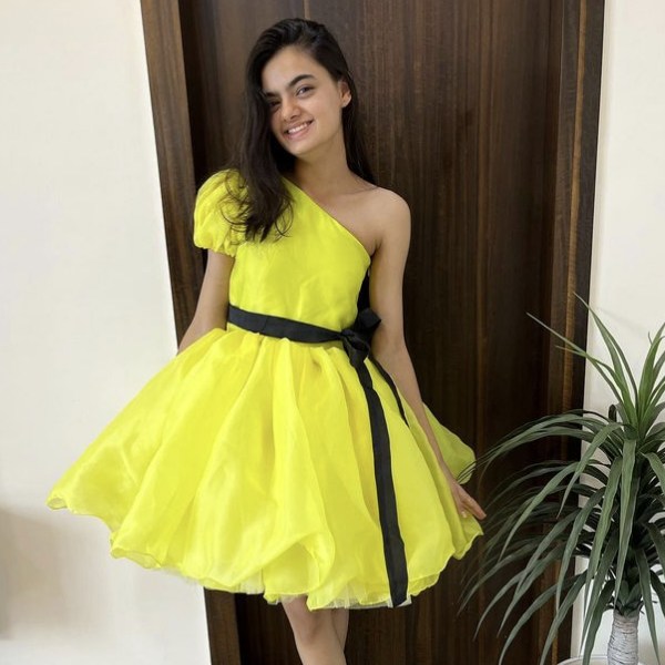 ইনস্টাগ্রামে বেশ সক্রিয় রয়েছে রুহানিকা। ইতিমধ্যেই ইনস্টাগ্রামে তাঁর অনুরাগীর সংখ্যা ১৯ লক্ষের গণ্ডি পার করেছে। 