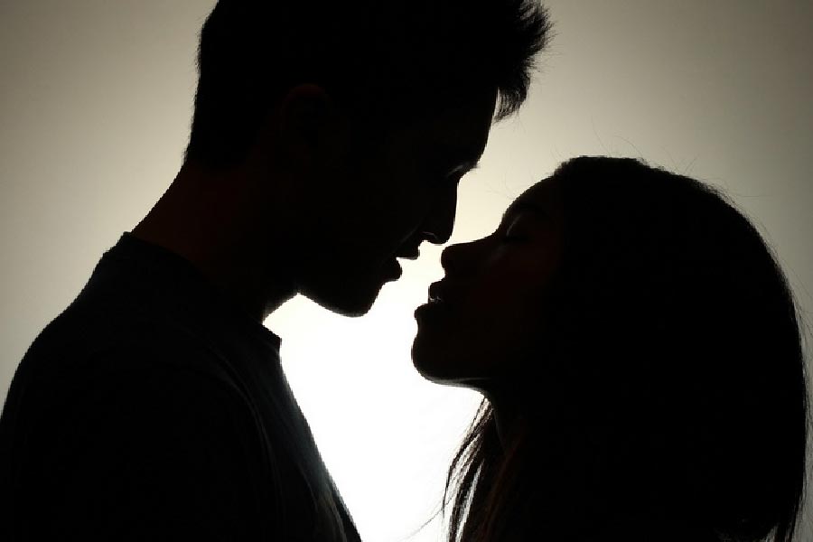 শুধু নারীবাদীই নন, ইডা এক জন শিক্ষাবিদও বটে। আমস্টারডামের ভ্রিজ বিশ্ববিদ্যালয়ের নৃতত্ত্বের শিক্ষিকা ইডা। তিনি নিজেও এই গবেষণাপত্রের অন্যতম লেখিকা। ইডা জানিয়েছেন, গোটা বিষয়টি নিয়ে প্রাথমিক ভাবে কিছুটা সঙ্কোচ থাকলেও গবেষণা শুরু হওয়ার পর নিজেদের চাপমুক্ত করতে হাসি-ঠাট্টায় মেতে উঠেছিলেন তিনি এবং জুপ।