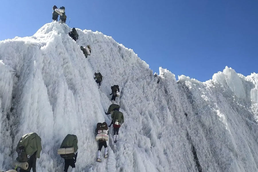সিয়াচেনে মোতায়েন হওয়ার আগে অন্য সেনা অফিসারদের মতো শিবাকেও এক মাসের কঠোর প্রশিক্ষণের মধ্যে দিয়ে যেতে হয়েছিল।
