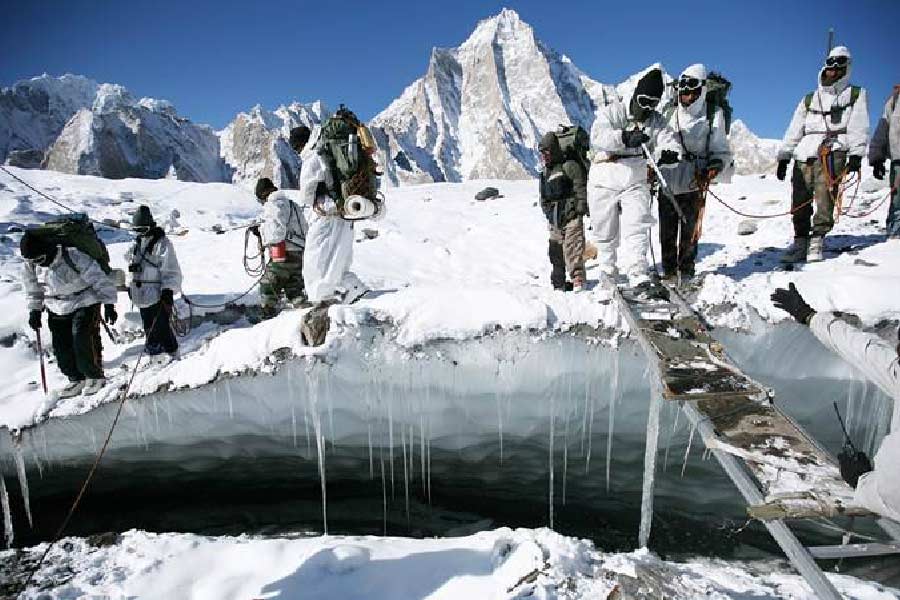 ২ জানুয়ারি, সমুদ্রপৃষ্ঠ থেকে ১৫ হাজার ৬০০ ফুট উচ্চতায় সিয়াচেনের কুমার পোস্টে, শিবাকে মোতায়েন করা হয়েছে। এই অঞ্চলের তাপমাত্রা মাইনাস ৩০ ডিগ্রি সেলসিয়াস।