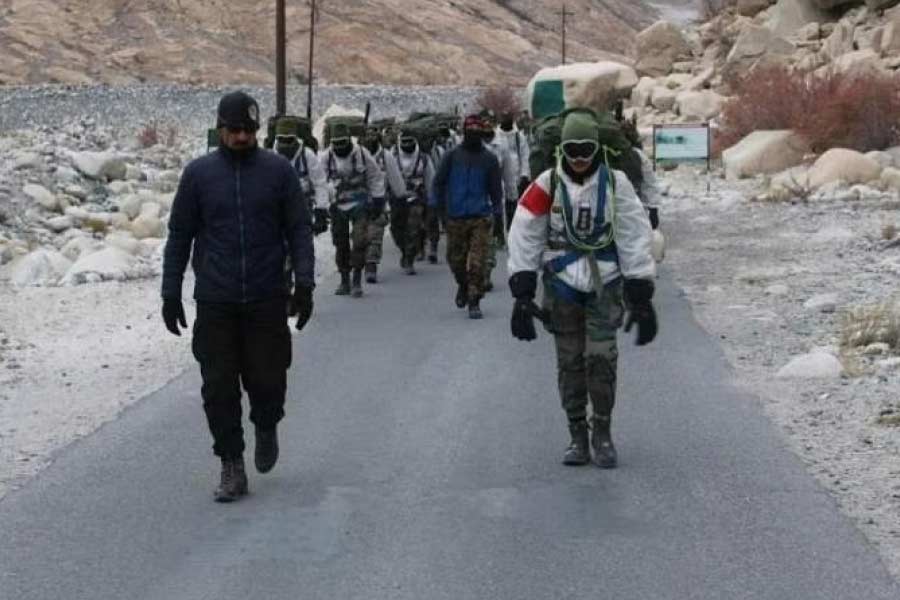 কেন্দ্রীয় প্রতিরক্ষা মন্ত্রী রাজনাথ সিংহ একটি টুইটে শিবাকে সিয়াচেনে মোতায়েন করার খবর প্রকাশ্যে আনার পর থেকে দেশবাসীর নজর তাঁর দিকে। সকলের এখন একটাই প্রশ্ন, কে এই শিবা?