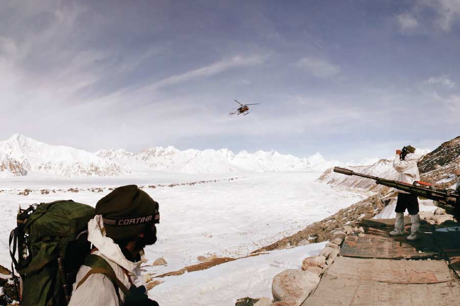 ক্যাপ্টেন শিবা রাজস্থানের উদয়পুরের বাসিন্দা। ১১ বছর বয়সে তাঁর বাবা মারা যান।