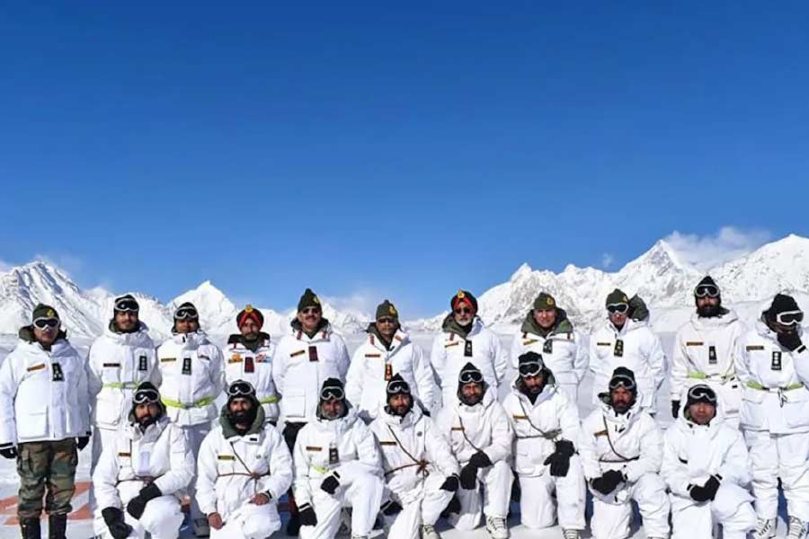 দ্বাদশ শ্রেণি পর্যন্ত শিবা উদয়পুরের এক স্কুল থেকে পড়াশোনা করেছেন। পরে তিনি উদয়পুরেরই ‘এনজেআর ইনস্টিটিউট অফ টেকনোলজি’ থেকে সিভিল ইঞ্জিনিয়ারিং করেন।