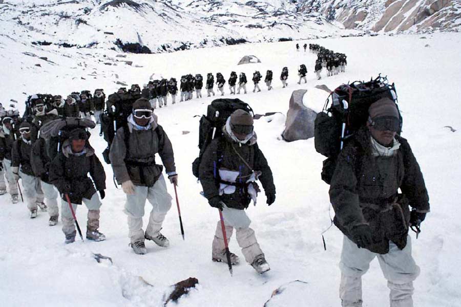 শৈশব থেকেই ভারতীয় সশস্ত্র বাহিনীতে যোগ দেওয়ার স্বপ্ন দেখতেন শিবা। সেই জন্য পড়াশোনা শেষ করে তিনি চেন্নাইয়ের ‘অফিসারস ট্রেনিং অ্যাকাডেমি’ থেকে প্রশিক্ষণ নেন।
