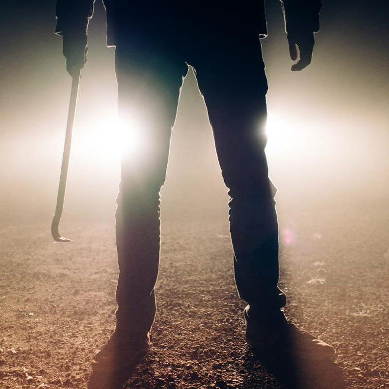 জ্যাক দ্য রিপারের আসল পরিচয় কী? স্কটল্যান্ড ইয়ার্ডের বাঘা বাঘা তদন্তকারীরাও এ প্রশ্নের উত্তর দিতে পারেননি। ১৮৮৮ সালের শেষ দিকে ৩ মাসের মধ্যে লন্ডনে প্রায় একই কায়দায় খুন হয়েছিলেন এই যৌনকর্মীরা। তাঁদের খুনি হিসাবে জ্যাক দ্য রিপারের নাম আজও ভেসে বেড়ায়। তবে কে এই সিরিয়াল কিলার, তাঁর চেহারাই বা কেমন, তা রহস্যই থেকে গিয়েছে।