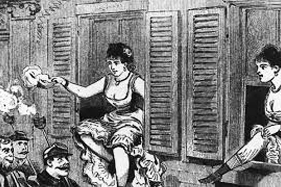 ব্রিটেনের অপরাধ জগতের ইতিহাসে জ্যাক দ্য রিপারের মতো নৃশংস খুনি নাকি দেখা যায়নি। খুনের সংখ্যার থেকেও নৃশংসতায় বহু সিরিয়াল কিলারকে ছাপিয়ে গিয়েছে সে। লন্ডনের ইস্ট এন্ডের বস্তিতে যে সমস্ত যৌনকর্মীরা থাকতেন, তাঁরাই ছিলেন জ্যাক দ্য রিপারের শিকার। লন্ডনের হোয়াইটচ্যাপেল এলাকায় ঘোরাফেরা করা ওই মহিলাদের উপরে নৃশংস অত্যাচার চালিয়েছিল সে।