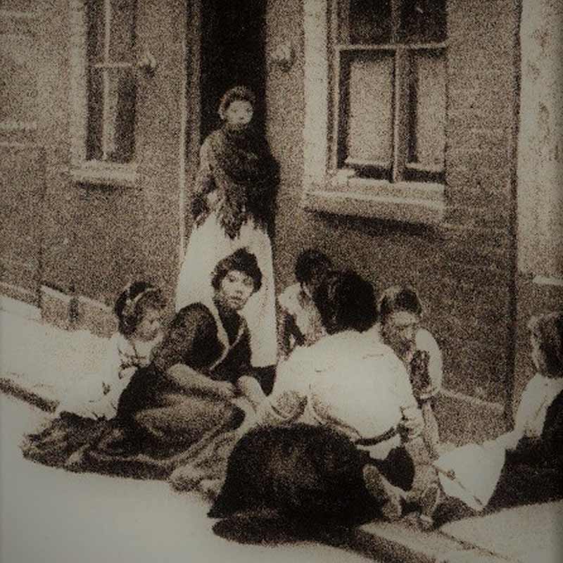 পুলিশের গবেষকরা জানিয়েছেন, ওয়ারউইকশায়ারের রটন-অন-ডানসমোরের আর্কাইভে কোথাও একটা চাপা পড়েছিল ওই বেতের লাঠিটি। সেটিই খুঁজে পাওয়া গিয়েছে।