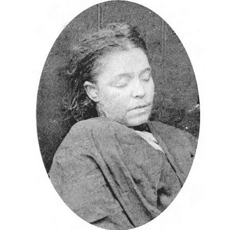 স্কটল্যান্ড ইয়ার্ডের তথ্য অনুযায়ী, ১৮৮৮ সালের ৩১ অগস্ট থেকে ৯ নভেম্বরের মধ্যে ৫ যৌনকর্মীকে খুন করেন জ্যাক দ্য রিপার। তাঁর শিকার হয়েছিলেন মেরি অ্যান নিকোলস, অ্যানি চ্যাপম্যান, এলিজ়াবেথ স্ট্রাইড, ক্যাথরিন এডোয়স এবং মেরি জেন কেলি।