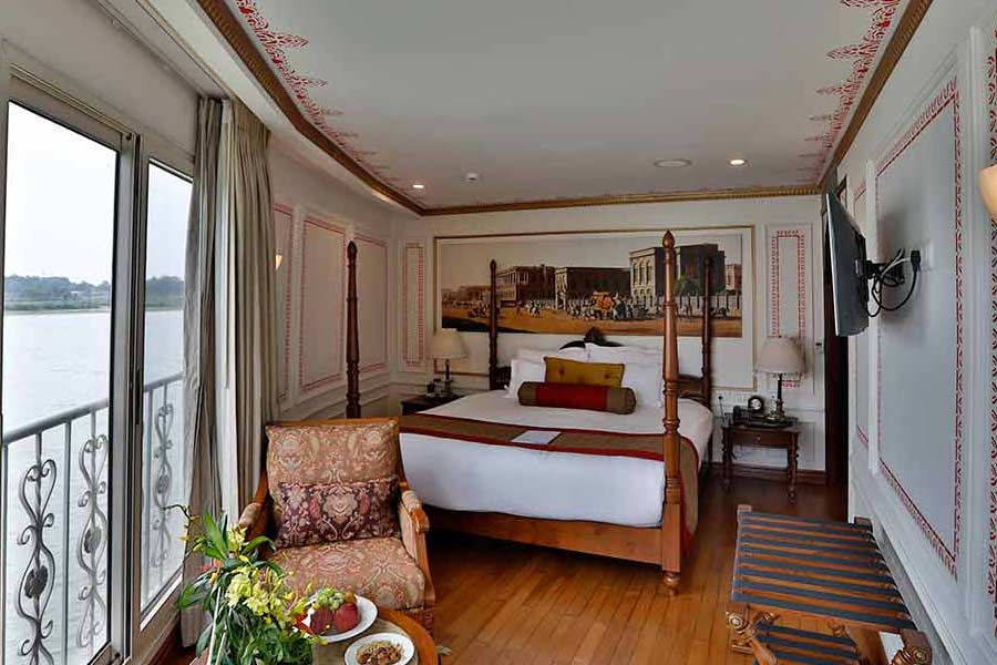 প্রমোদতরীর ভিতরে থাকবে মোট ১৮টি কেবিন। তাতে এলইডি টিভি থেকে শুরু করে সাজানো শৌচাগার, বারান্দা, থাকছে সবই।