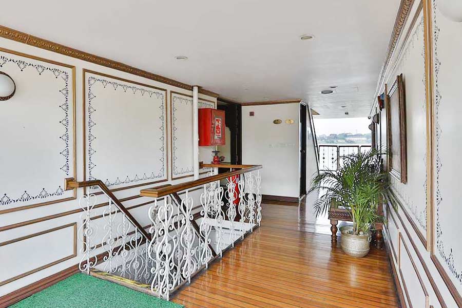 জলজীবনে যাত্রীদের সুরক্ষার জন্য সব রকম বন্দোবস্ত করা হয়েছে। দুর্ঘটনা এড়াতেও প্রস্তুত দায়িত্বপ্রাপ্ত সংস্থা।