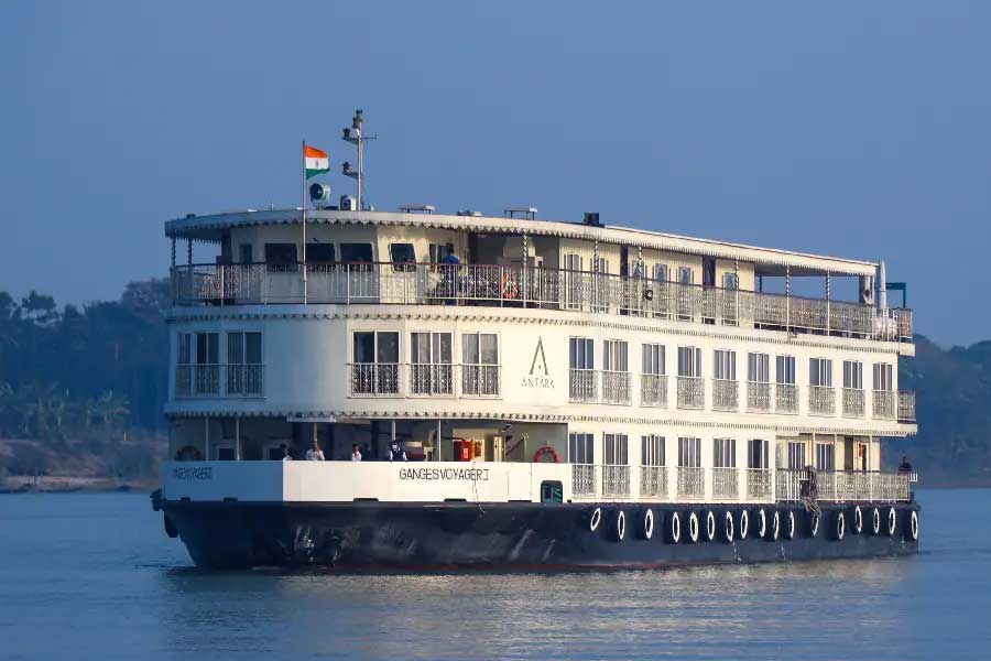 কলকাতা থেকে এর পর ও পার বাংলার উদ্দেশে পাড়ি দেবে ‘গঙ্গা বিলাস’। বাংলাদেশের নদীতে এই প্রমোদতরী ঘুরে বেড়াবে আরও ১৫ দিনের জন্য।