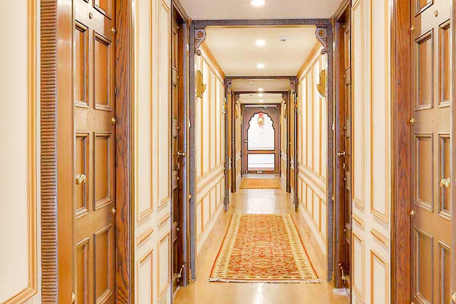 গঙ্গা, ব্রহ্মপুত্র হয়ে প্রমোদতরী যাবে ডিব্রুগড়ে। পথে পড়বে ঢাকা। বাংলাদেশের রাজধানী শহর ছুঁয়ে এই জলযাত্রায় বিদেশি পর্যটক টানাই মূল লক্ষ্য।