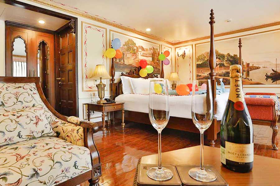 সরকারি উদ্যোগে হলেও এই প্রমোদতরী পরিচালনার দায়িত্ব থাকবে বেসরকারি সংস্থার হাতেই। ইতিমধ্যেই কেন্দ্রীয় সরকার সিদ্ধান্ত নিয়েছে, গোটা দেশে এমন অনেক জলপথ পরিবহণের ব্যবস্থা করা হবে।