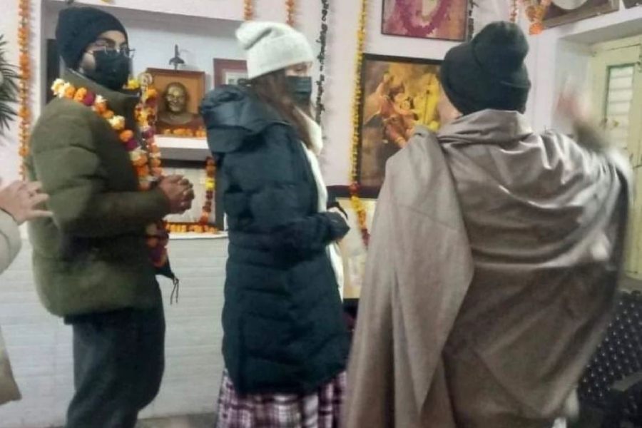 ধর্মীয় গুরু নিম কারোলি বাবার আশ্রমে দেখা গেল বিরাট কোহলি ও অনুষ্কা শর্মাকে।