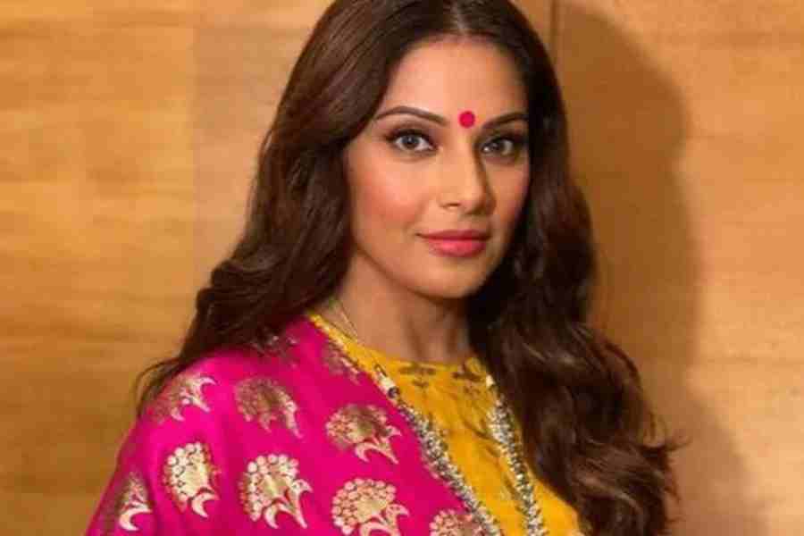 মেয়ে দেবীকে স্তন্যপান করাচ্ছেন বিপাশা, নতুন বছরে মেয়ের সঙ্গে আদুরে ছবি অভিনেত্রীর