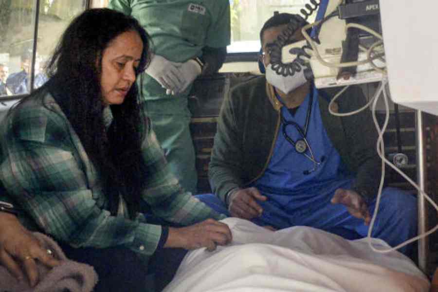 অ্যাম্বুল্যান্সে পন্থ। পাশে বসে মা। 