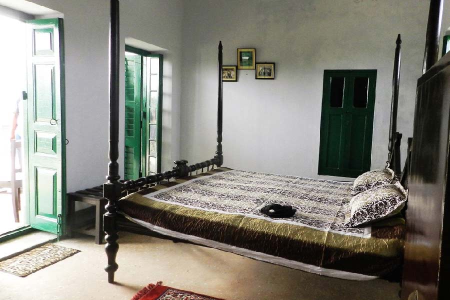 প্রায় চারশো বছরের পুরনো বাড়িটির বিশাল সব ঘর, মেহগনি কাঠের আসবাব, ঝাড়বাতি, জমিদারি বৈঠকখানায় সাজিয়ে রাখা ছবি মিলিয়ে পর্যটকরা পেতে পারেন ইতিহাসের এক অদ্ভুত অনুভূতি।