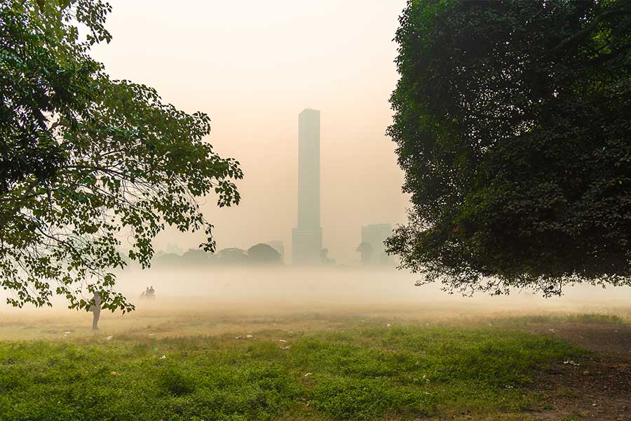 আগের বছর ১৭ ডিসেম্বর কলকাতার সর্বনিম্ন তাপমাত্রা ১৩.২ ডিগ্রি সেলসিয়াসে নেমেছিল। সে দিন মরসুমের শীতলতম দিন ছিল বলে হাওয়া অফিস সূত্রের খবর। তবে বৃহস্পতিবার কলকাতার সর্বনিম্ন তাপমাত্রা ১২ ডিগ্রি সেলসিয়াসের ঘরে নেমে সেই নজির ভেঙেছে।