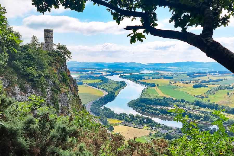 পাহাড়, সমুদ্র বা পুরনো কেল্লা— স্কটল্যান্ডের প্রতিটি প্রান্তে রয়েছে ব্রিটেনের ইতিহাসের ছোঁয়া। প্রাকৃতিক সৌন্দর্যের জন্যও কোনও কোনও পর্যটন স্থান খুব বিখ্যাত। তবে, স্কটল্যান্ডের সব জায়গায় ঘুরতে গেলেও পার্‌থশায়ার অঞ্চলে যাওয়ার কথা চিন্তা করলেই যেন পর্যটকদের মনের ভিতর ভয় জাঁকিয়ে বসে।