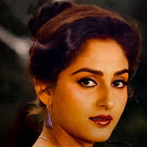 কম বয়সেই দক্ষিণী ফিল্মজগতে নিজের পরিচয় তৈরি করে ফেলেছিলেন জয়া। কমল হাসন, রজনীকান্ত, শত্রুঘ্ন সিন্‌হা, জীতেন্দ্র, ধর্মেন্দ্র, রাজেশ খন্নার মতো তারকার সঙ্গে অভিনয় করেছেন তিনি। কানাঘুষো শোনা যায়, ফিল্ম ইন্ডাস্ট্রির সঙ্গে জড়িত অনেকেই নাকি জয়াকে বিয়ে করতে চাইতেন। কিন্তু জয়া তখন প্রযোজক শ্রীকান্ত নাহাতার প্রেমে হাবুডুবু খাচ্ছিলেন।